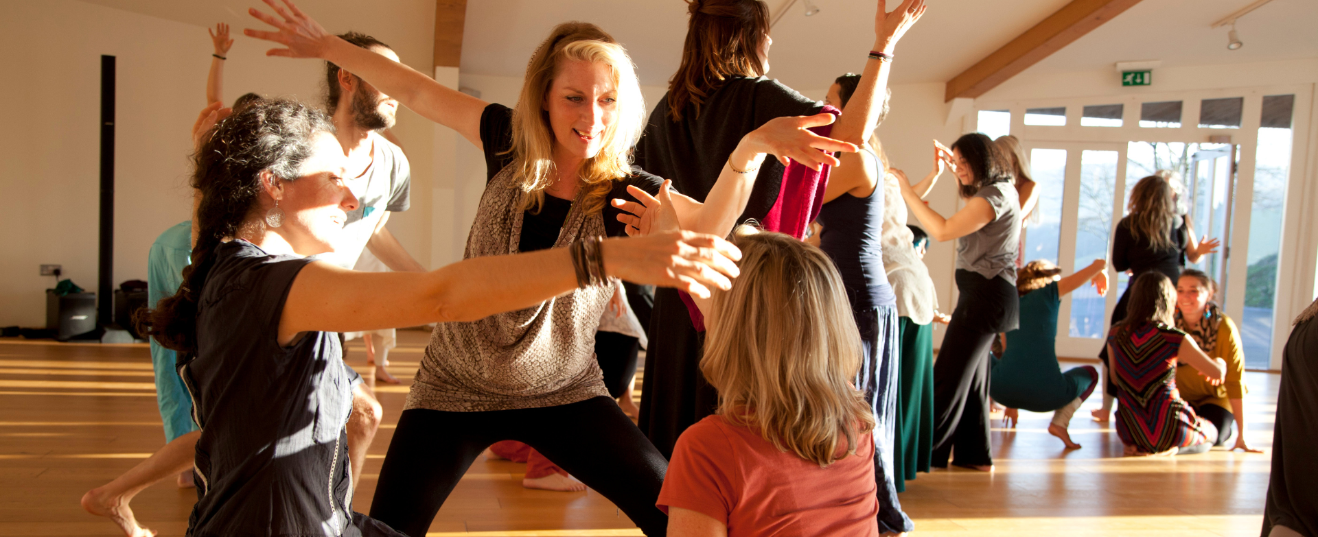 Interaction entre femmes lors d'un atelier de Movement Medicine