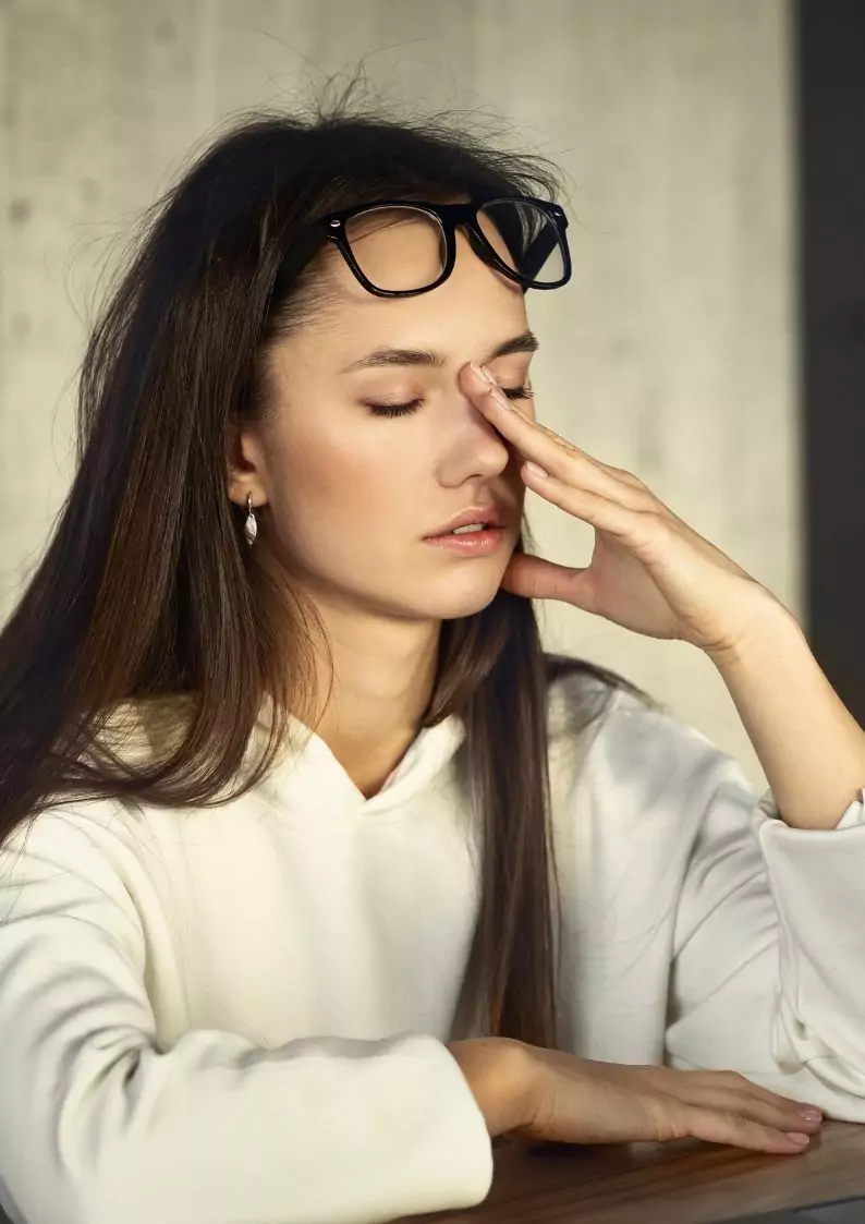 femme qui s'essuie les yeux