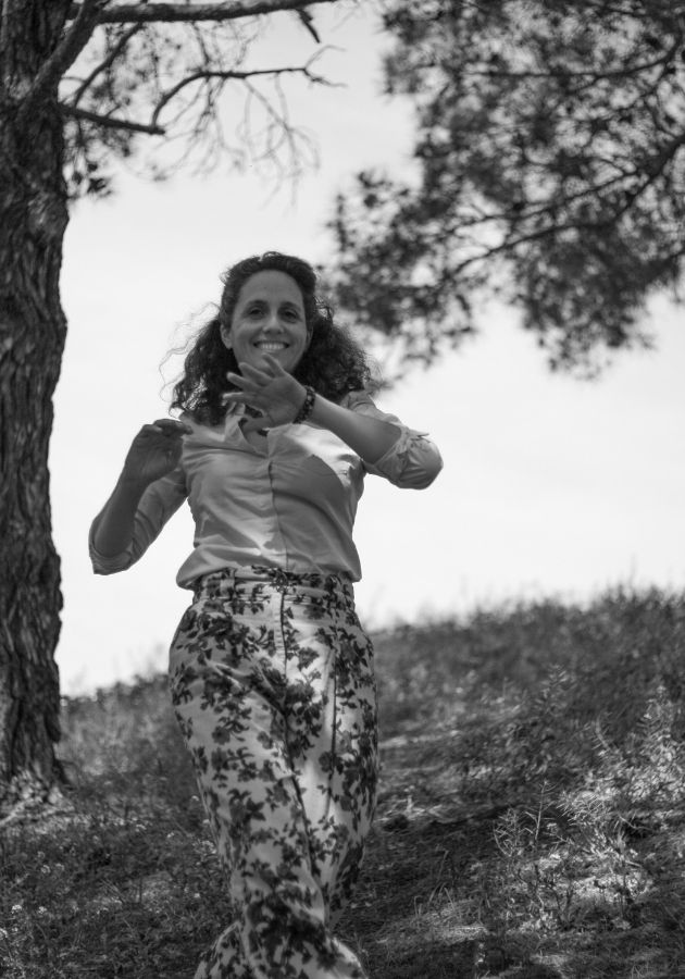 Femme bras ouverts reconnectée à son corps