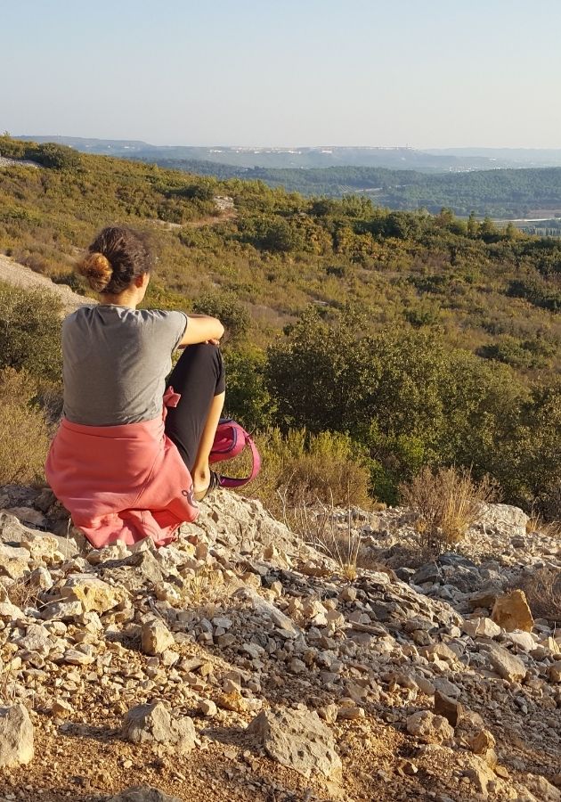 femme seule qui regarde un paysage provençal