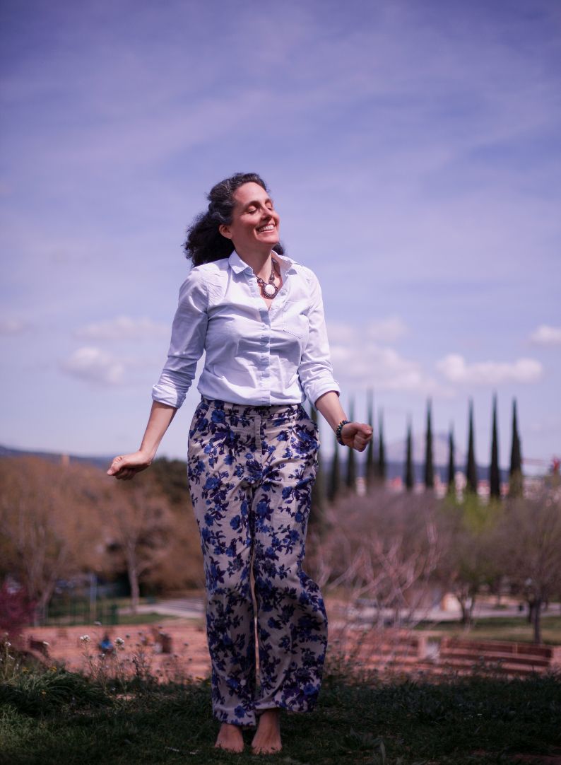 Solange Brelot dansant en nature, souriante et légère