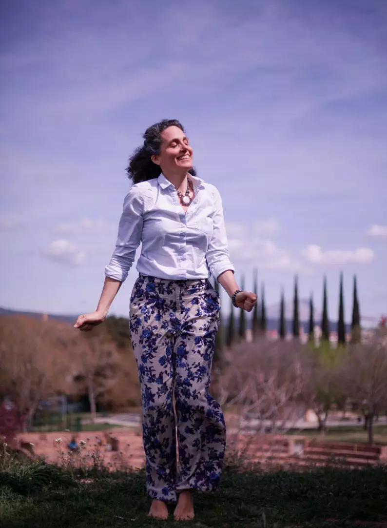 Solange Brelot dansant en nature, souriante et légère