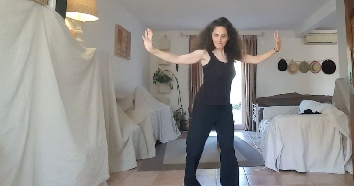 femme dansant dans son salon